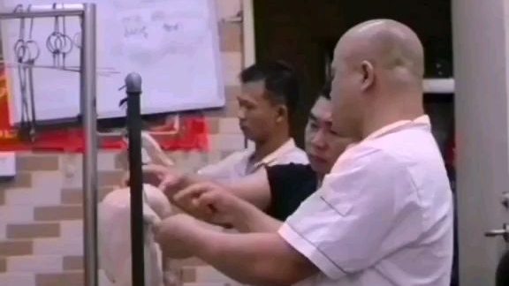 光鸭挂钩不但要挂正,而且要挂稳
